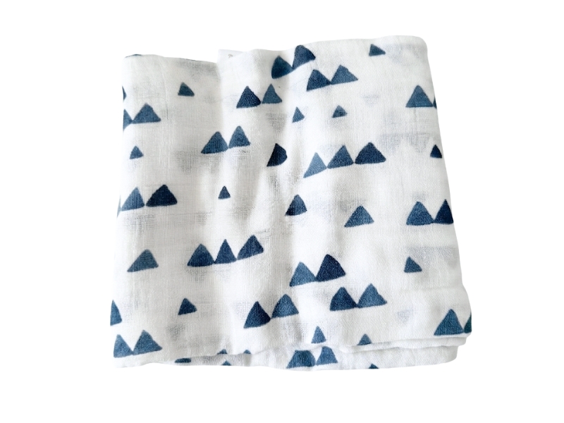 Muselina deluxe de bambú para bebé con estampado de triángulos y montañas azules - GoodMama
