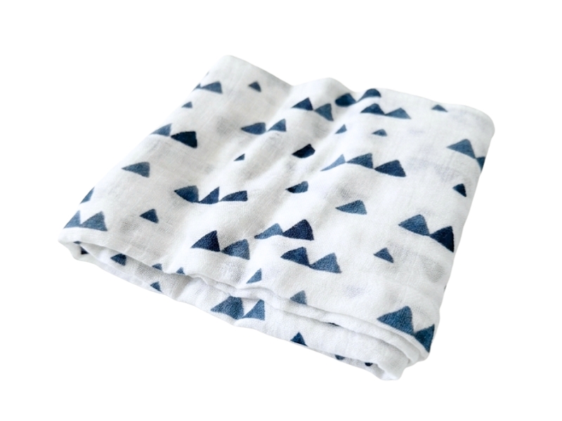 Muselina deluxe de bambú para bebé con estampado de triángulos y montañas azules - GoodMama